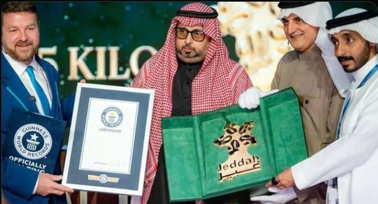 8.769 كيلوجرام.. موسوعة «غينيس» تسجل شعار موسم جدة كأثقل درع مصنوع من الذهب