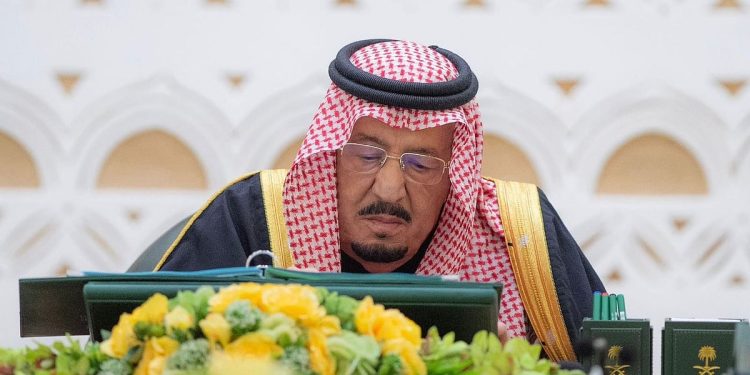 "اللهم ألبس ملكنا ثوب الصحة والعافية".. مظاهر حب ووفاء ودعوات صادقة بالشفاء بعد الإعلان عن إجراء خادم الحرمين الشريفين فحوصات طبية