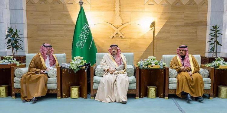 أمير الرياض يُكرِّم المدارس والطلبة المتميزين بالمنطقة