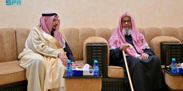 أمير القصيم يزور سماحة مفتي عام المملكة في منزله بالشماسية