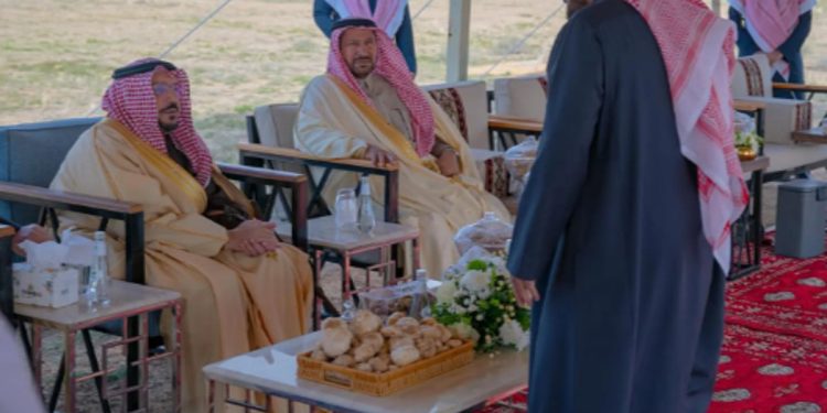 أمير القصيم يزور عددًا من مزارع الفقع ويطّلع على إنتاجها