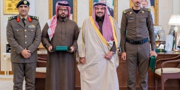 أمير القصيم يكرم رجل أمن ومواطنا لموقفهما الإنساني في مساعدة فتاة من أسرة سودانية تعرضت لحادث مروري