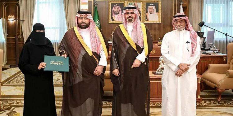 أمير جازان يكرّم مواطنة لموقفها البطولي في إنقاذ أسرة من حادث مروري