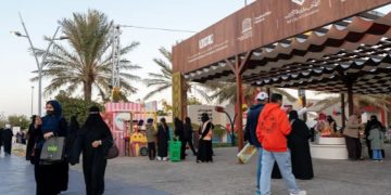إقبال كبير من الزوار على مهرجان الكتّاب والقرّاء بالطائف