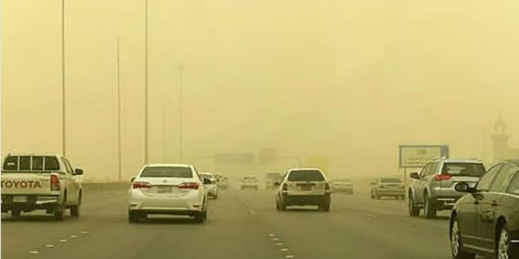 «الأرصاد» ترفع الإنذار للون الأحمر في الرياض والشرقية بسبب عواصف ترابية