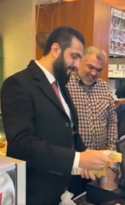 الشرع يرد على شائعات استهدافه بجولة تسوق في دمشق