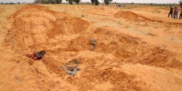 العثور على 21 جثة لمهاجرين بمقبرة جماعية في ليبيا
