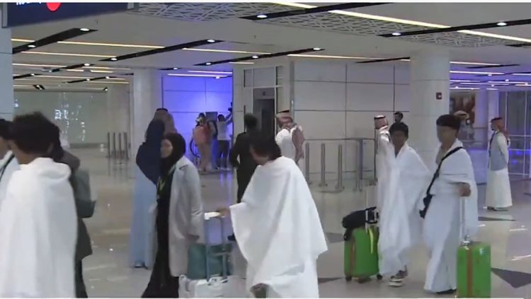 المملكة تستقبل ثاني رحلات السياح العالقين في سقطرى إلى جدة