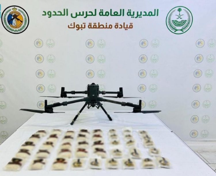 باستخدام طائرة دون طيار.. إحباط تهريب 41 ألف قرص من الإمفيتامين في تبوك