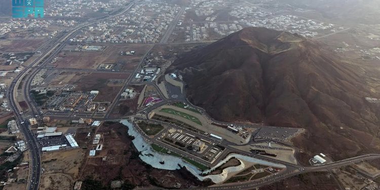 جبل «الحيلة» بمحايل عسير.. معلم سياحي يتربع فوق تكوين جيولوجي فريد