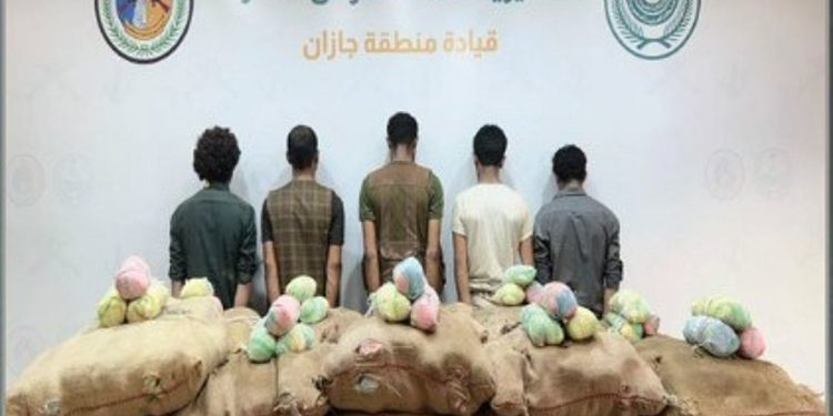 حرس الحدود بجازان يقبض على 5 يمنيين لتهريبهم 400 كيلوجرام من القات المخدر