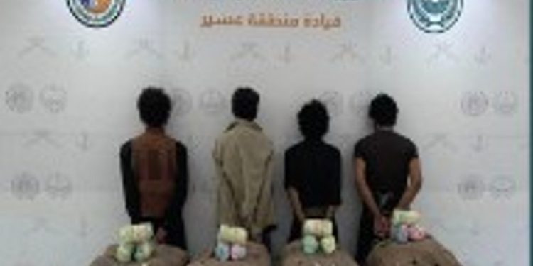 حرس الحدود بعسير يقبض على 4 يمنيين لتهريبهم 80 كيلوجرامًا من القات