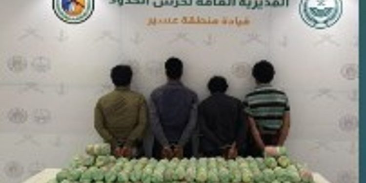 حرس الحدود بعسير يقبض على 4 يمنيين لتهريبهم 90 كيلوجرامًا من القات