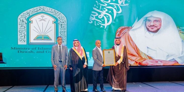 سريلانكا تمنح وزير الشؤون الإسلامية الوثيقة التكريمية لخادم القرآن الكريم لعام 2025