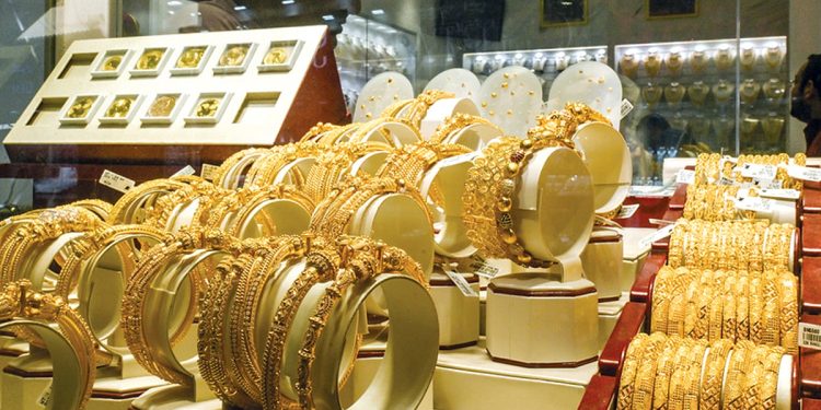 سعر الذهب في السعودية اليوم الثلاثاء 17-7-1447 لكل الأعيرة بعد ارتفاعه عالميًا