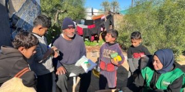 'سلمان للإغاثة' يوزع ملابس شتوية على الأطفال جنوب غزة