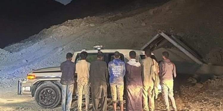 ضبط 7 مقيمين من الجنسيتين الباكستانية واليمنية لاستغلالهم الرواسب في مكة المكرمة