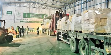 محملة بالملابس والمواد الغذائية.. وصول قافلتين إغاثيتين جديدتين إلى قطاع غزة