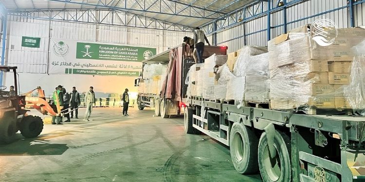 محملة بالملابس والمواد الغذائية.. وصول قافلتين إغاثيتين جديدتين إلى قطاع غزة