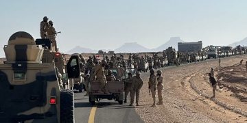 مدنيون بالمكلا يعترضون مركبات عسكرية تابعة لقوات «الانتقالي»