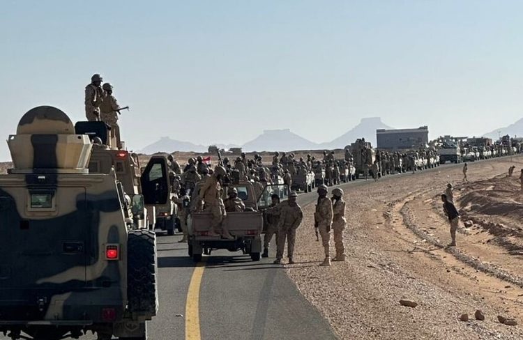 مدنيون بالمكلا يعترضون مركبات عسكرية تابعة لقوات «الانتقالي»