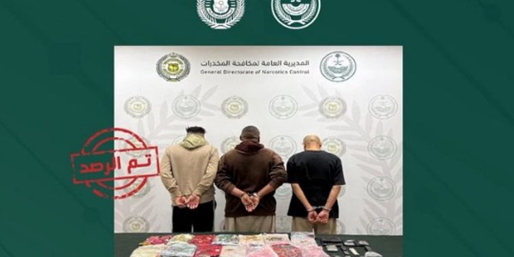 مكافحة المخدرات تقبض على 3 يمنيين بالرياض لترويجهم مواد مخدرة