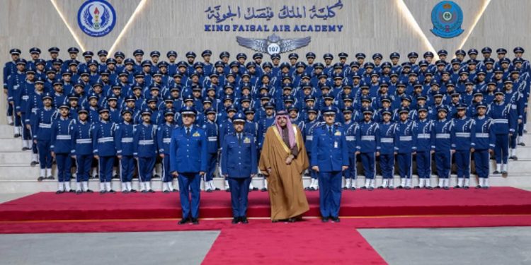 نائب وزير الدفاع يرعى حفل تخريج الدفعة 107 من طلبة كلية الملك فيصل الجوية