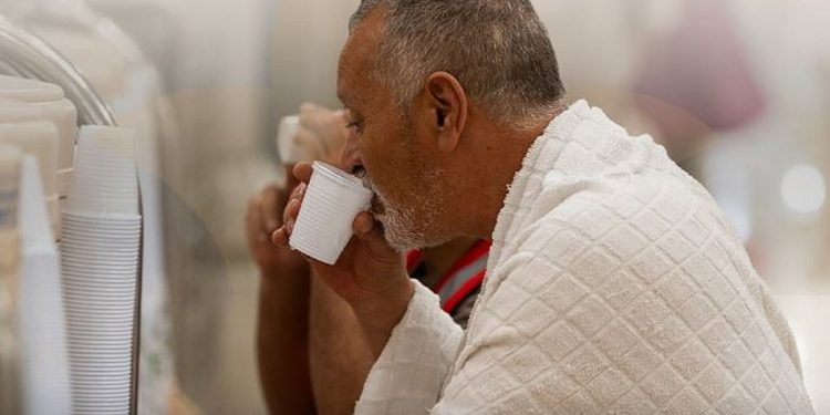 وزارة الحج والعمرة: التزامك بآداب الشرب من ماء زمزم يعكس تعظيمك لقدسية المكان