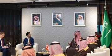وزير الحرس الوطني يبحث الموضوعات ذات الاهتمام المشترك مع وزير التجارة الدولية الكندي