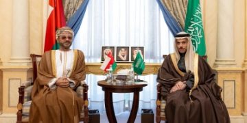 وزير الخارجية ونظيره العماني يبحثان مستجدات المنطقة