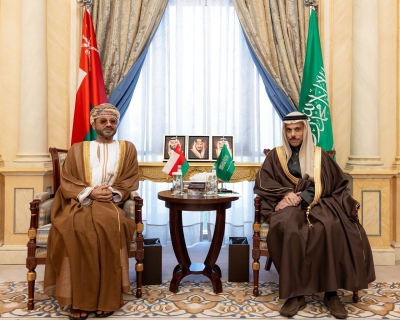 وزير الخارجية ونظيره العماني يبحثان مستجدات المنطقة