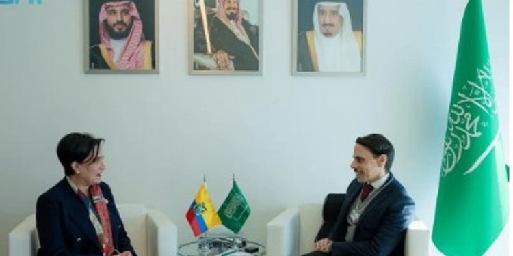 وزير الخارجية يستعرض العلاقات الثنائية مع نظيرته الإكوادورية