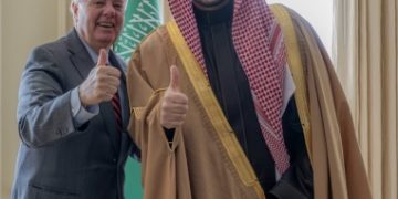 وزير الدفاع وليندسي غراهام يستعرضان علاقات الصداقة التاريخية