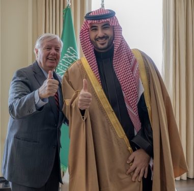 وزير الدفاع وليندسي غراهام يستعرضان علاقات الصداقة التاريخية