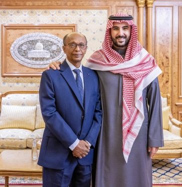 وزير الدفاع يستقبل مدير ميناء المكلا ويشكره على دوره البطولي