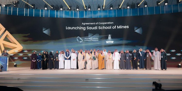 وزير الصناعة: تأسيس "الكلية السعودية للتعدين"  خطوة استراتيجية