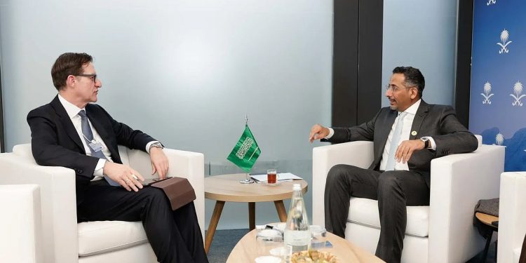 وزير الصناعة يلتقي مسؤولين حكوميين وقادة شركات عالمية على هامش المنتدى الاقتصادي العالمي