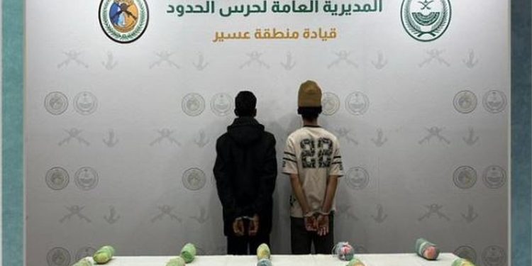 القبض على مخالفين يمنيين وإثيوبيين لتهريبهما الإمفيتامين والقات بجازان وعسير