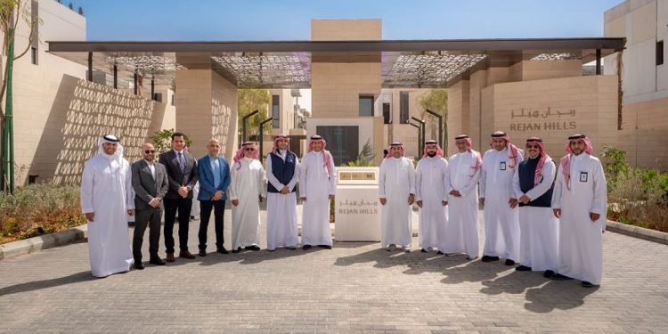 الرئيس التنفيذي لـNHC يدشّن قرية ريجان هيلز السكنية في وجهة خزام