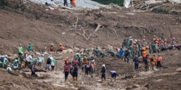 74 قتيلا جراء انهيار أرضي في إندونيسيا