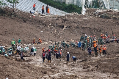 74 قتيلا جراء انهيار أرضي في إندونيسيا