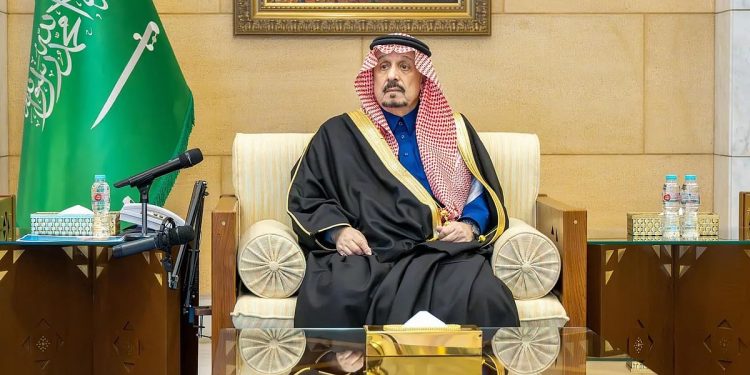 أمير الرياض يُسلِّم وثائق تملّك الوحدات السكنية للمستفيدين من تبرع ولي العهد