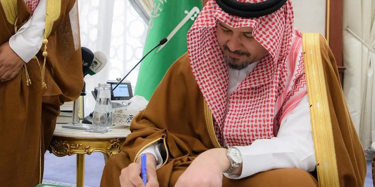 أمير المدينة المنورة يُدشِّن شعار برنامج مدن التعلّم بالمنطقة