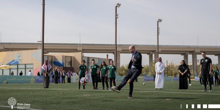  الأمير ويليام يشهد الحصة التدريبية للاعبات مراكز التدريب الإقليمية للبنات