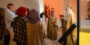'البشت'.. موروث أصيل يخطف أنظار السياح بالأحساء