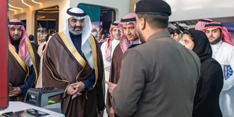 «السواحه» يزور جناح وزارة الداخلية في معرض الدفاع العالمي 2026