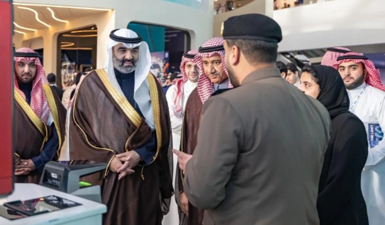 «السواحه» يزور جناح وزارة الداخلية في معرض الدفاع العالمي 2026