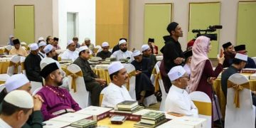 «الشؤون الإسلامية» تباشر تنفيذ برنامجي خادم الحرمين الشريفين لتفطير الصائمين وتوزيع التمور في ماليزيا