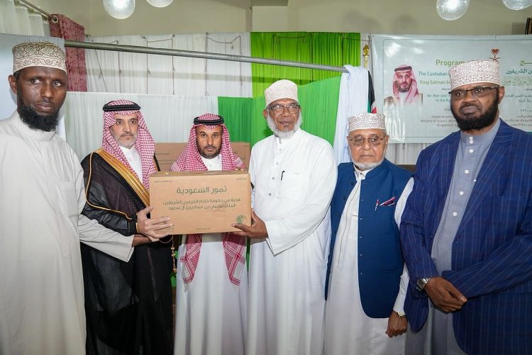 «الشؤون الإسلامية» تباشر حفل إفطار الصائمين في كينيا وتوزع 20 طن من التمور