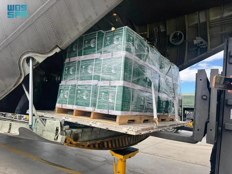 الطائرة الإغاثية السعودية الـ 82 تصل مطار العريش فى طريقها إلى غزة 